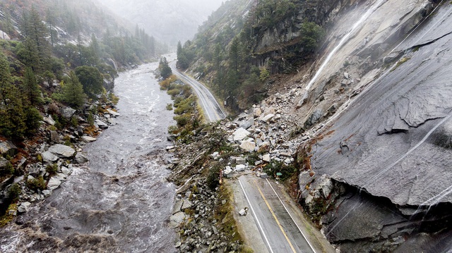 Mưa bão lớn đổ xuống California, gây sạt lở, ngập lụt trên diện rộng - Ảnh 8.