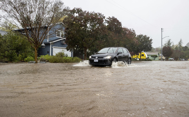 Mưa bão lớn đổ xuống California, gây sạt lở, ngập lụt trên diện rộng - Ảnh 4.