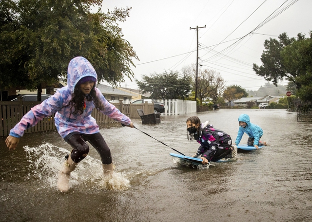 Mưa bão lớn đổ xuống California, gây sạt lở, ngập lụt trên diện rộng - Ảnh 1.