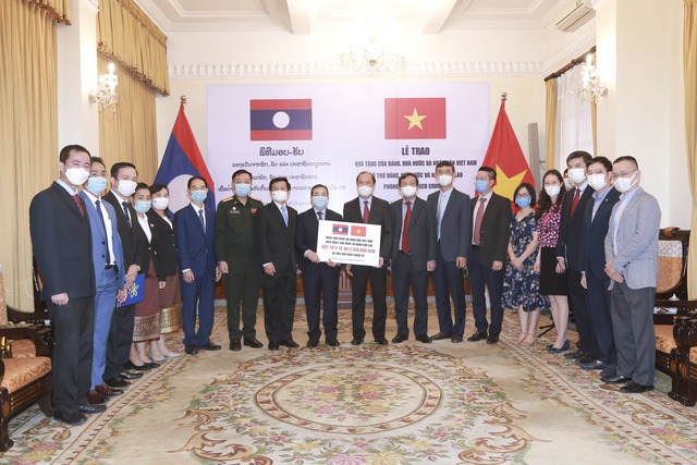 Việt Nam hỗ trợ khẩn cấp hơn 2 triệu USD và vật tư y tế cho Lào chống đợt COVID-19 mới - Ảnh 1.