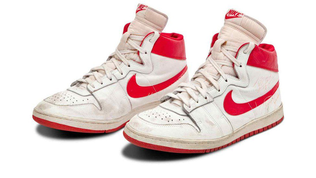 Đôi giày của huyền thoại Michael Jordan lập kỷ lục đấu giá - Ảnh 1.