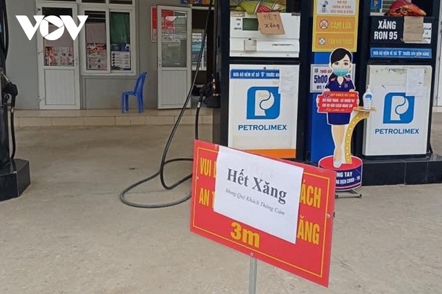 Hàng loạt cửa hàng ở miền núi Nghệ An đồng loạt treo biển hết xăng - Ảnh 1.