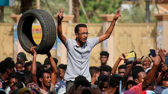Nổ súng trong cuộc biểu tình ở Sudan, hàng trăm người thương vong - Ảnh 2.