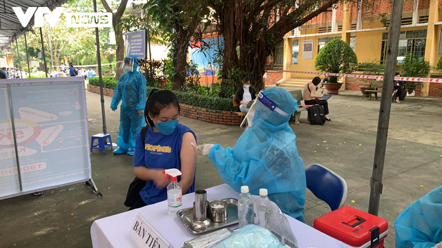Những mũi tiêm vaccine COVID-19 đầu tiên cho trẻ em dưới 18 tuổi ở TP Hồ Chí Minh - Ảnh 4.