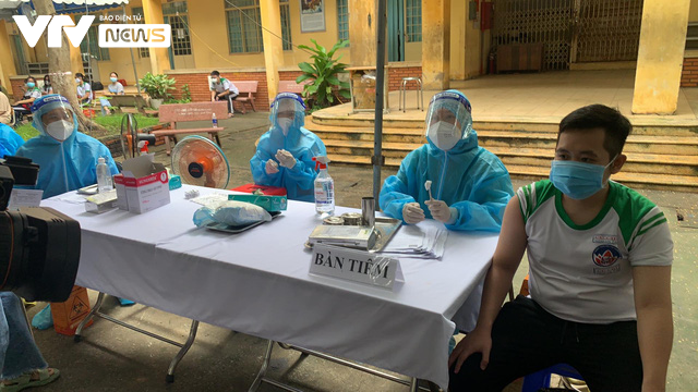 Những mũi tiêm vaccine COVID-19 đầu tiên cho trẻ em dưới 18 tuổi ở TP Hồ Chí Minh - Ảnh 5.