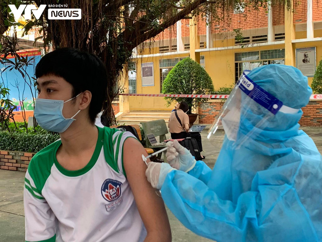 Những mũi tiêm vaccine COVID-19 đầu tiên cho trẻ em dưới 18 tuổi ở TP Hồ Chí Minh - Ảnh 6.