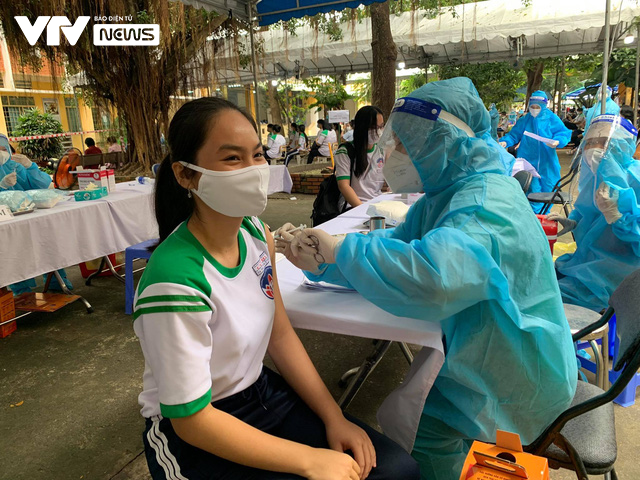 Những mũi tiêm vaccine COVID-19 đầu tiên cho trẻ em dưới 18 tuổi ở TP Hồ Chí Minh - Ảnh 7.