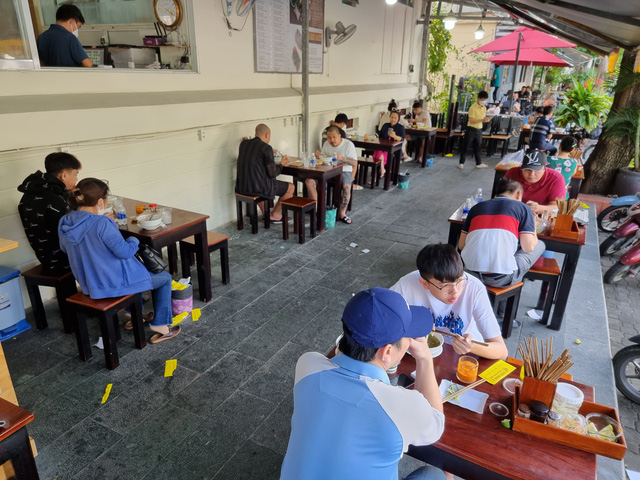 Người dân TP Hồ Chí Minh hồ hởi đi ăn ngoài hàng trong ngày đầu mở trở lại - Ảnh 2.