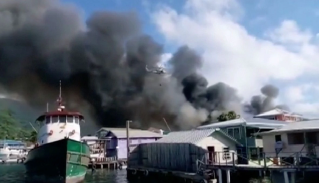 Cháy lớn tàn phá đảo nghỉ dưỡng Guanaja của Honduras - Ảnh 1.