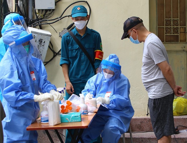 Hà Nội xét nghiệm diện rộng cho cư dân quanh Bệnh viện Hữu nghị Việt Đức - Ảnh 1.