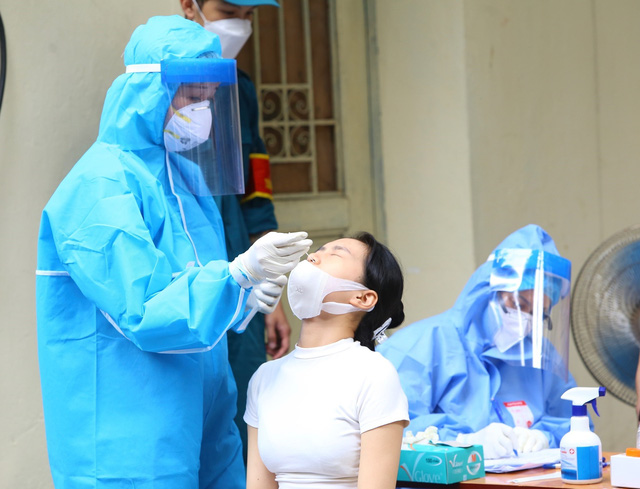 Hà Nội xét nghiệm diện rộng cho cư dân quanh Bệnh viện Hữu nghị Việt Đức - Ảnh 3.