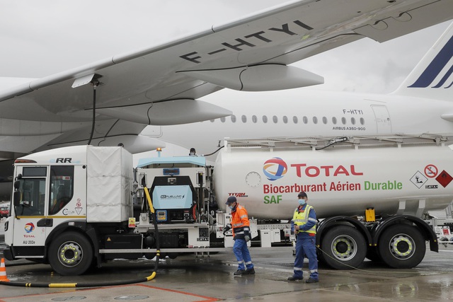 Sử dụng nhiên liệu tổng hợp cho máy bay nhằm cắt giảm lượng khí thải carbon - Ảnh 1.