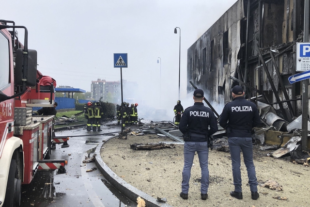 Máy bay đâm vào tòa nhà ở Milan, tất cả 8 người trên máy bay tử vong - Ảnh 1.