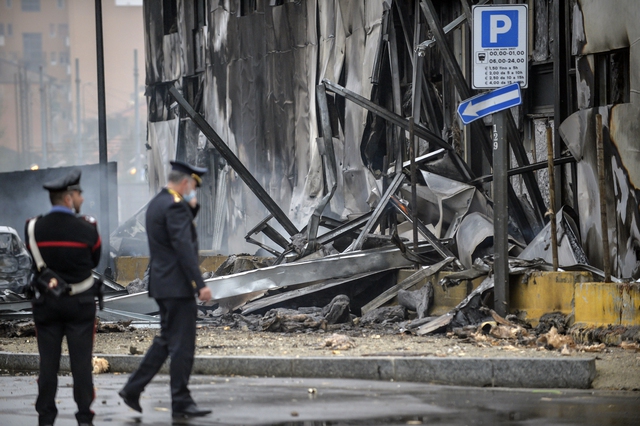 Máy bay đâm vào tòa nhà ở Milan, tất cả 8 người trên máy bay tử vong - Ảnh 3.
