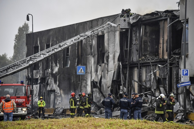 Máy bay đâm vào tòa nhà ở Milan, tất cả 8 người trên máy bay tử vong - Ảnh 5.