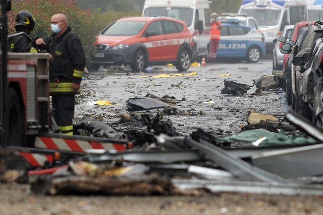 Máy bay đâm vào tòa nhà ở Milan, tất cả 8 người trên máy bay tử vong - Ảnh 6.