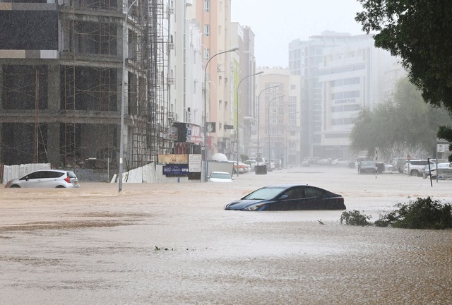 Bão Shaheen tấn công Oman với mưa gió mạnh dữ dội, khiến 3 người thiệt mạng - Ảnh 4.