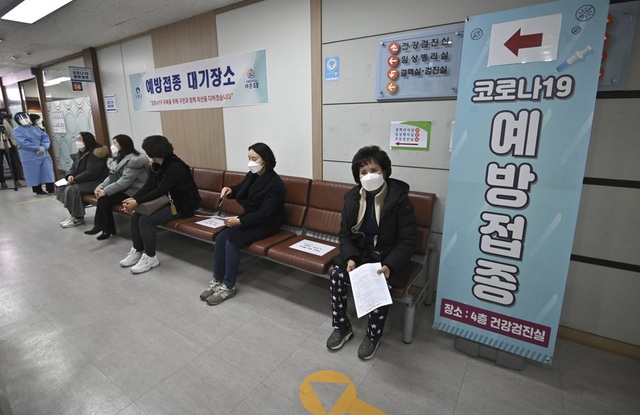 Hàn Quốc đẩy mạnh tiêm vaccine cho thanh thiếu niên từ 12-17 tuổi - Ảnh 1.