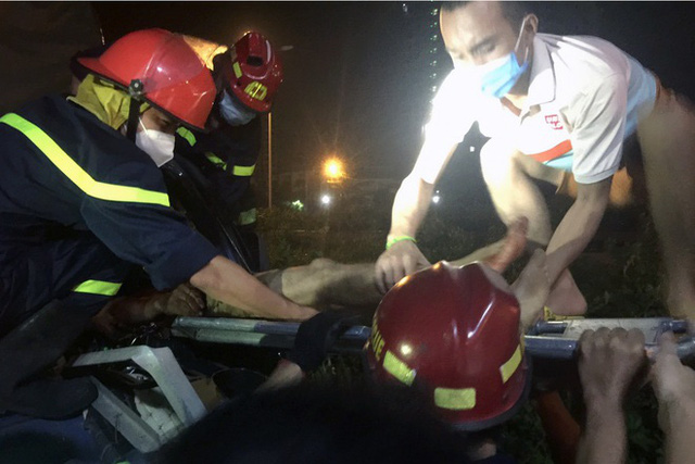 Hà Nội: Rạng sáng giải cứu tài xế mắc kẹt trong cabin sau tai nạn - Ảnh 2.