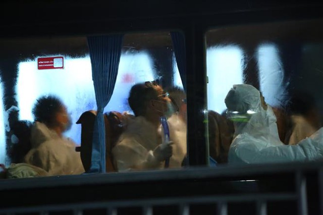 Xuyên đêm di chuyển bệnh nhân từ Bệnh viện Việt Đức sang bệnh viện khác - Ảnh 21.
