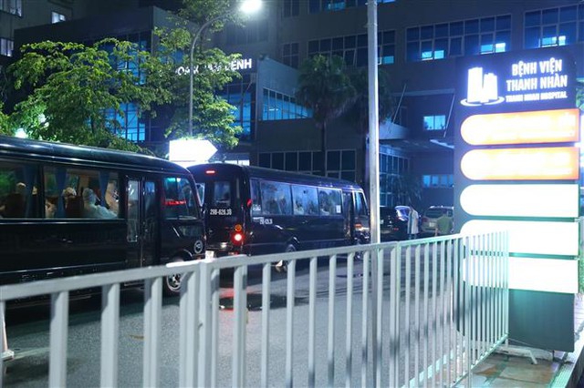 Xuyên đêm di chuyển bệnh nhân từ Bệnh viện Việt Đức sang bệnh viện khác - Ảnh 24.