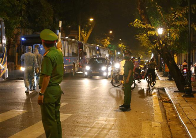 Xuyên đêm di chuyển bệnh nhân từ Bệnh viện Việt Đức sang bệnh viện khác - Ảnh 2.