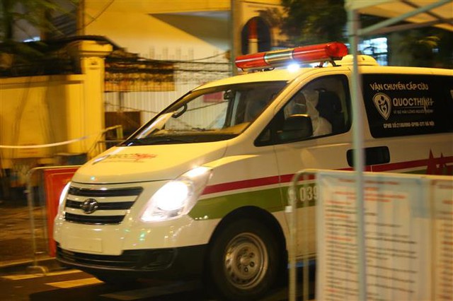 Xuyên đêm di chuyển bệnh nhân từ Bệnh viện Việt Đức sang bệnh viện khác - Ảnh 9.