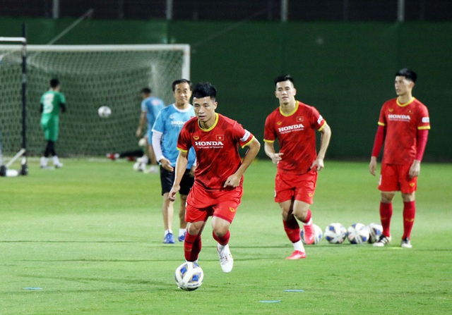HLV Kiatisuk động viên học trò trước trận gặp ĐT Trung Quốc - Ảnh 2.