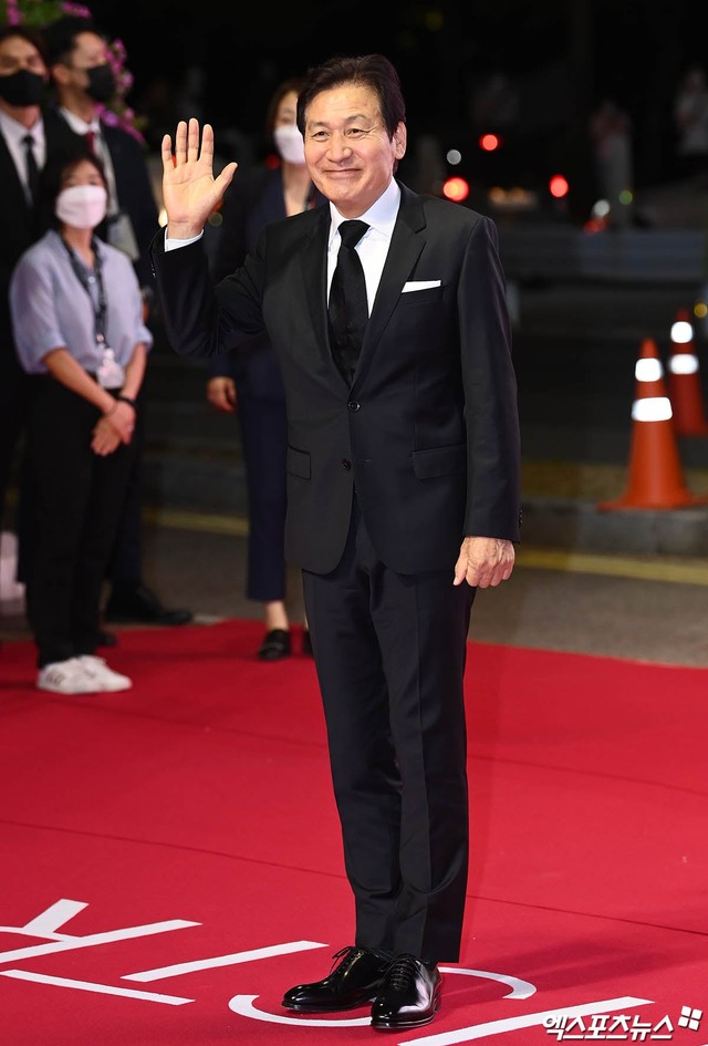 Dàn sao rực rỡ đổ bộ thảm đỏ lễ khai mạc Liên hoan phim quốc tế Busan 2021 - Ảnh 20.
