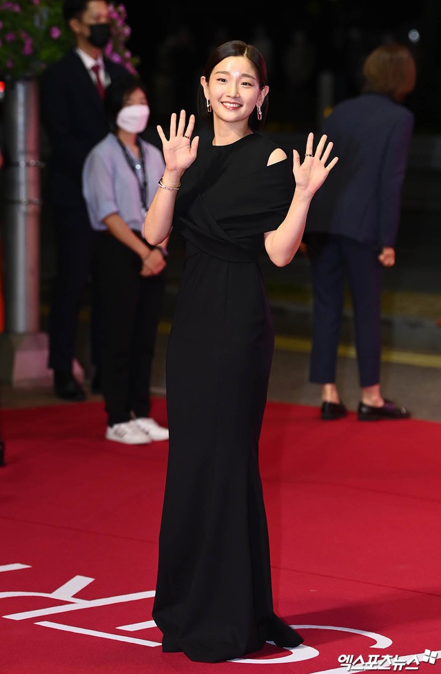 Dàn sao rực rỡ đổ bộ thảm đỏ lễ khai mạc Liên hoan phim quốc tế Busan 2021 - Ảnh 6.