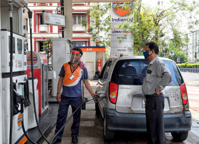 Giá nhiên liệu tăng phi mã, người dân Ấn độ “bỏ xe”, đi bộ - Ảnh 1.