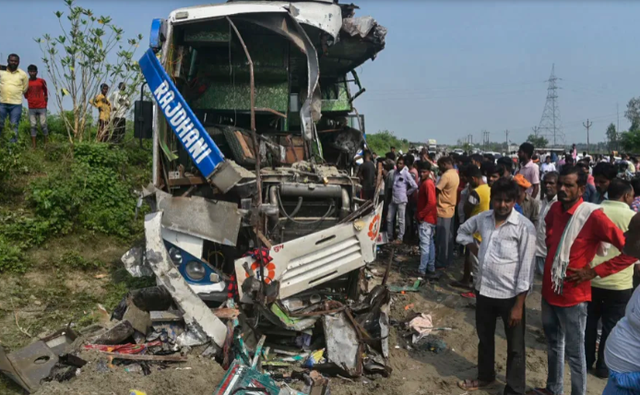 Xe bus đâm xe tải tại Ấn Độ khiến 14 người thiệt mạng, hàng chục người bị thương - Ảnh 2.
