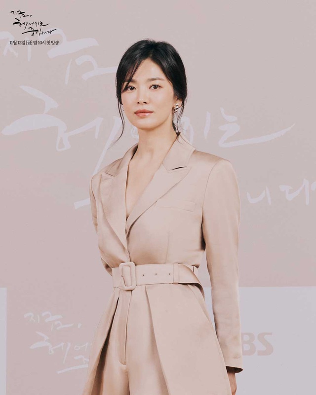 Song Hye Kyo trẻ trung bên bạn diễn kém 11 tuổi - Ảnh 1.