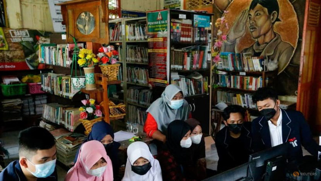Độc đáo: thư viện đổi rác để mượn sách tại Indonesia - Ảnh 3.