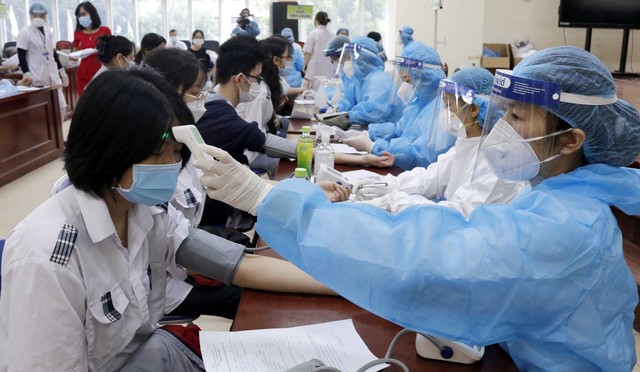 Hơn 870 học sinh lớp 12 ở Bắc Giang tiêm vaccine phòng COVID-19 - Ảnh 1.