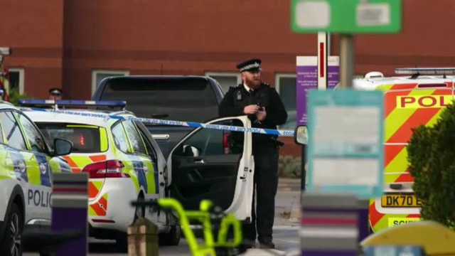 Anh bắt giữ 3 nghi phạm khủng bố liên quan tới vụ đánh bom xe gần bệnh viện ở Liverpool - Ảnh 2.