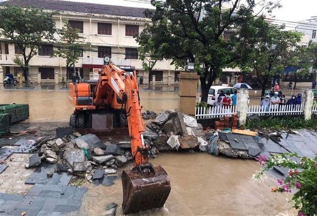 Mưa lớn tiếp tục gây ngập lụt, sạt lở tại Bình Định - Ảnh 9.
