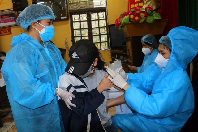 Hà Nam tiêm vaccine COVID-19 cho 35.000 trẻ em từ 15-17 tuổi - Ảnh 1.