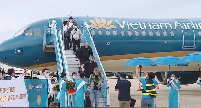 Chuyến bay đầu tiên thí điểm đón du khách quốc tế đến Việt Nam - Ảnh 1.