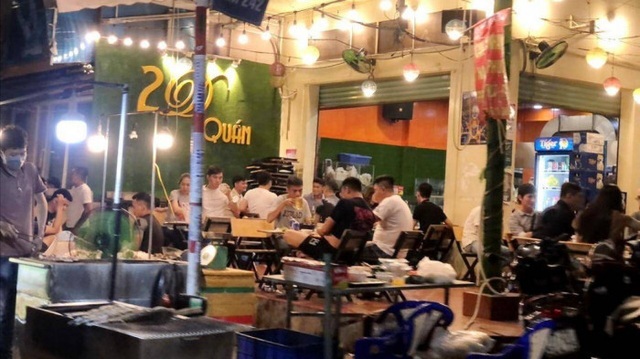 TP Hồ Chí Minh: Xe ôm công nghệ hoạt động lại, hàng quán được bán bia rượu đến 22h - Ảnh 1.