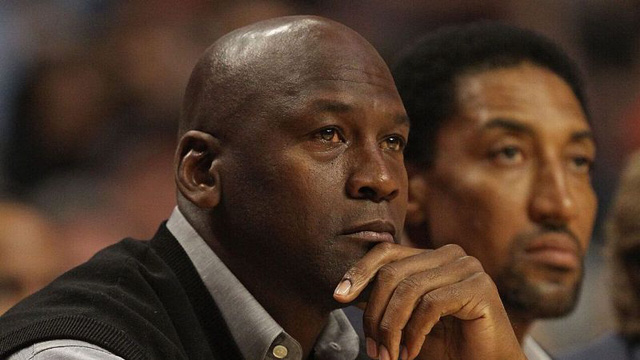 Huyền thoại bóng rổ Michael Jordan tiếp tục bị đồng đội cũ chỉ trích - Ảnh 1.