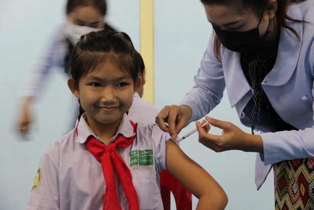 Lào triển khai tiêm vaccine COVID-19 cho trẻ 12 - 17 tuổi tại thủ đô Vientiane - Ảnh 1.
