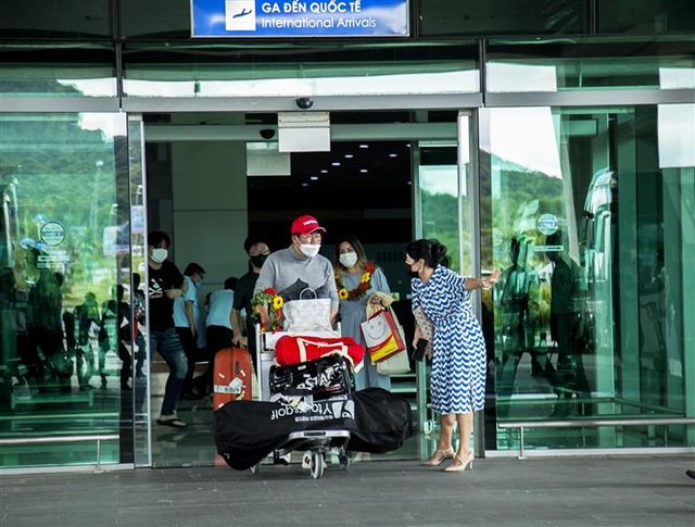 Phú Quốc đón đoàn khách sử dụng hộ chiếu vaccine đầu tiên - Ảnh 6.