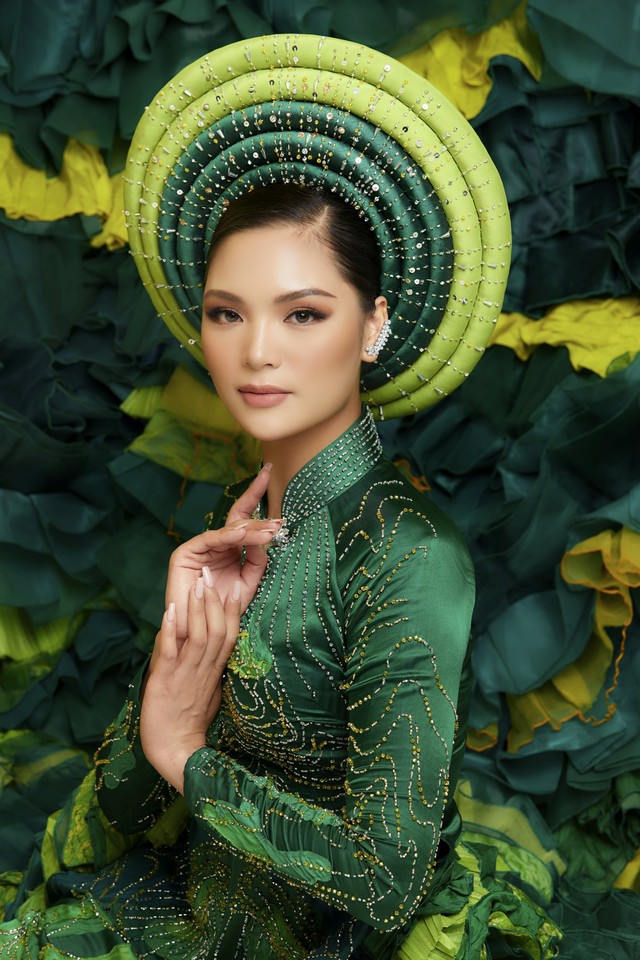 Đại diện Việt Nam trình làng trang phục truyền thống dự thi Miss Earth 2021 - Ảnh 2.
