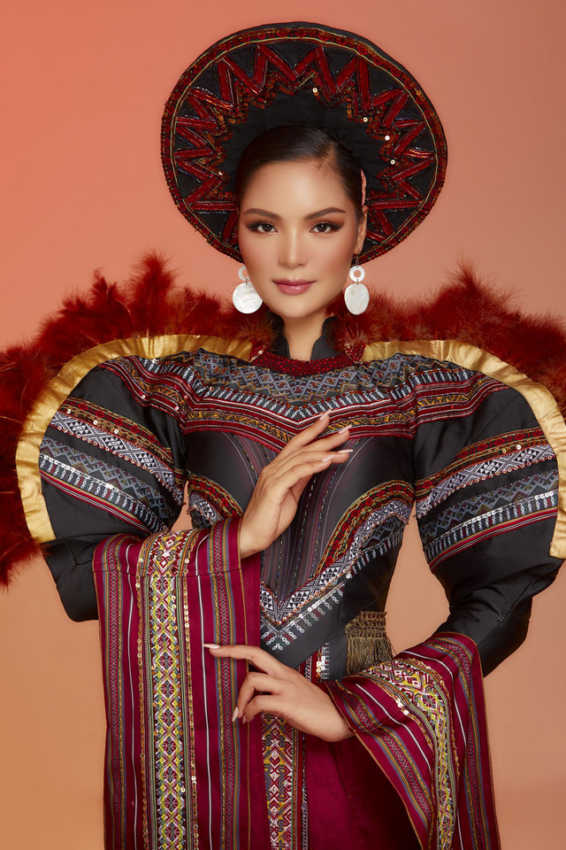 Đại diện Việt Nam trình làng trang phục truyền thống dự thi Miss Earth 2021 - Ảnh 4.