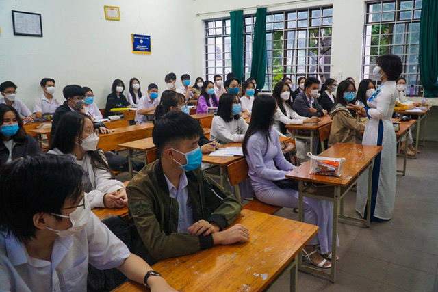 Học sinh lớp 12 Đà Nẵng đi học trở lại - Ảnh 1.
