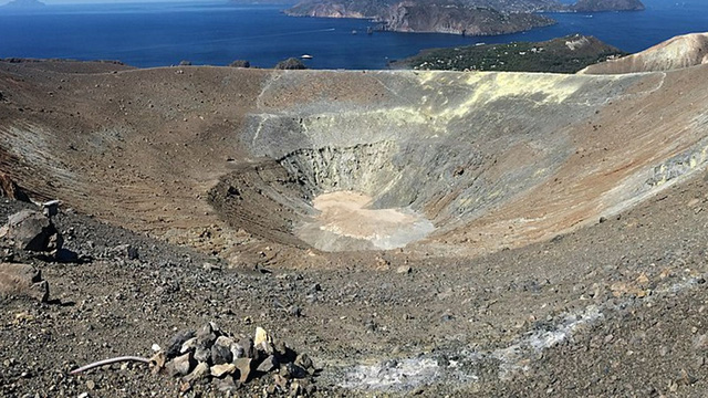 Hàng trăm người trên đảo Vulcano phải sơ tán tránh khí độc gây gây chết người của núi lửa - Ảnh 1.