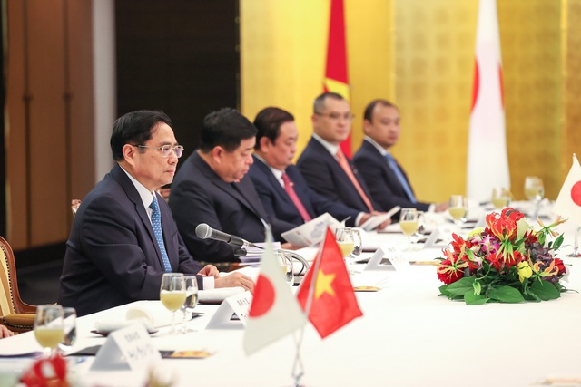 Thủ tướng Phạm Minh Chính tiếp cựu Thủ tướng Nhật Bản Suga Yoshihide và Chủ tịch Liên minh Nghị sĩ hữu nghị Nhật - Việt Nikai Toshihiro - Ảnh 1.