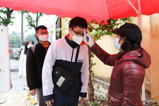 Ảnh: Học sinh Hà Nội đến trường tiêm vaccine phòng COVID-19 - Ảnh 2.
