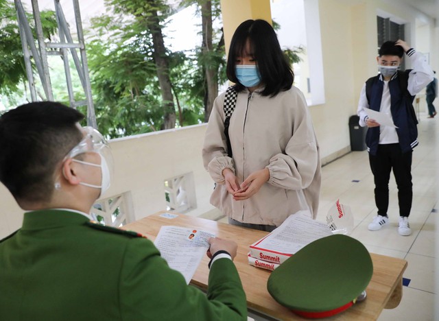Ảnh: Học sinh Hà Nội đến trường tiêm vaccine phòng COVID-19 - Ảnh 3.